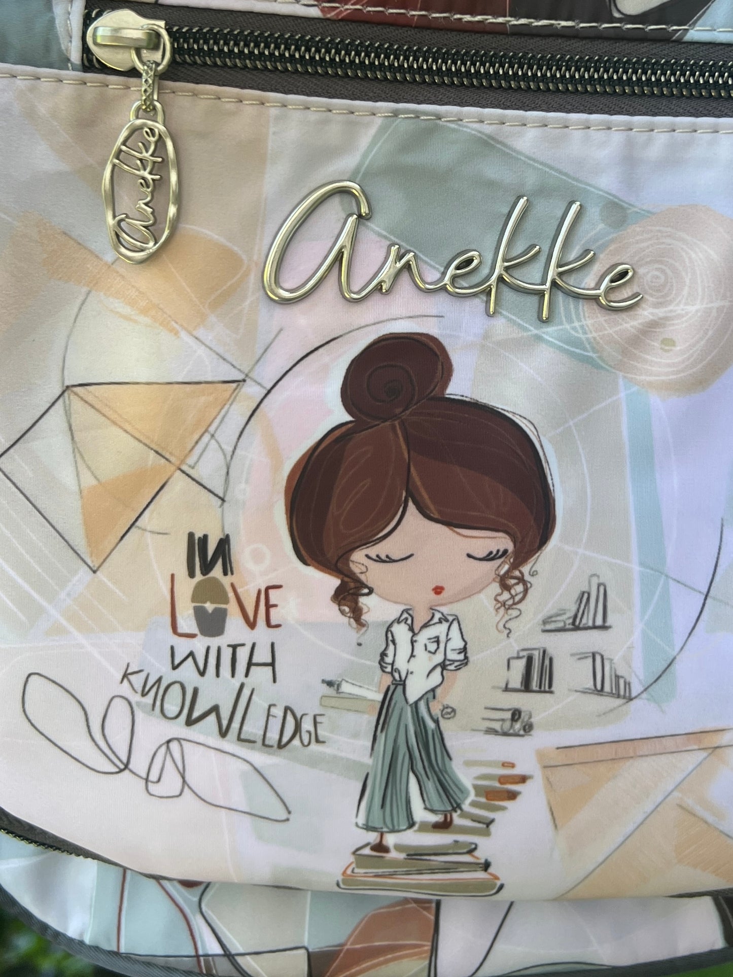 Anekke SOPHIA felakasztható, kézifogós három zsebes neszesszer