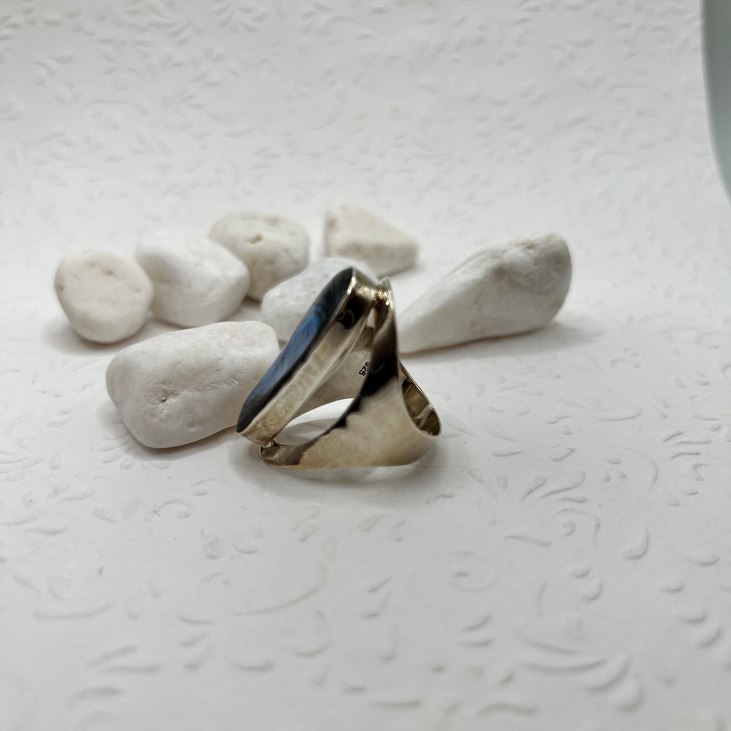 Pávakagyló köves ezüst gyűrű